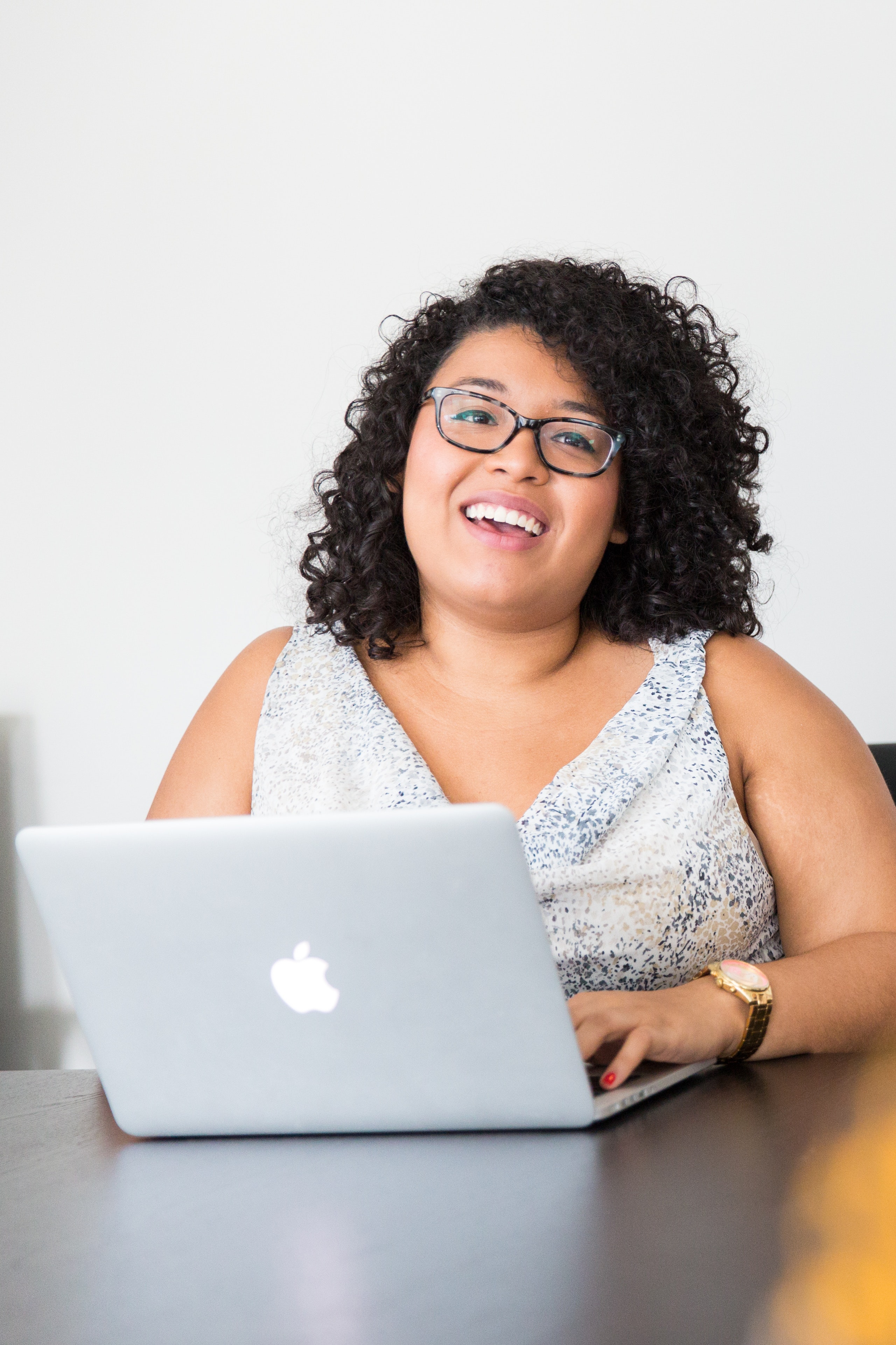 photography-of-woman-using-laptop-1181742